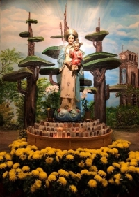 Đức Mẹ La Vang  Với Họa Cảnh Linh Đài Của Thánh Địa La Vang